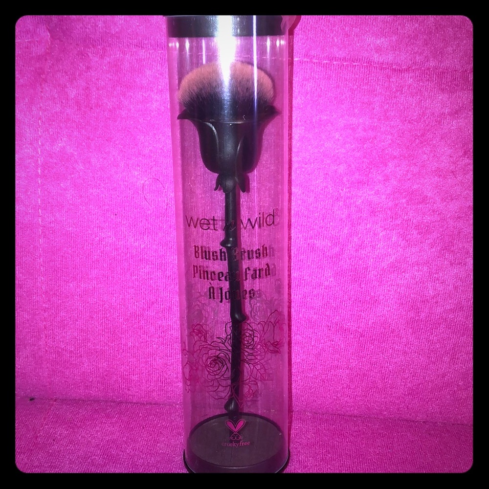 NWT Wet & Wild Rose Stem Blush Brush
